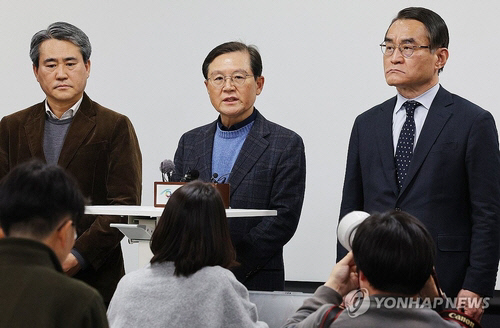 윤석열 대통령 측 윤갑근 변호사(가운데)가 8일 서울 한국컨퍼런스센터에서 열린 기자간담회에서 발언하고 있다.<연합뉴스>
